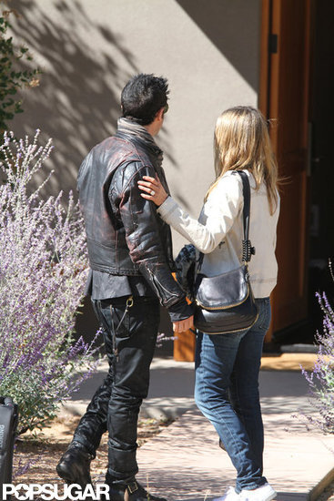 Jennifer Aniston wore her engagement ring in Santa Fe.
Jennifer Aniston wore her engagement ring in Santa Fe.