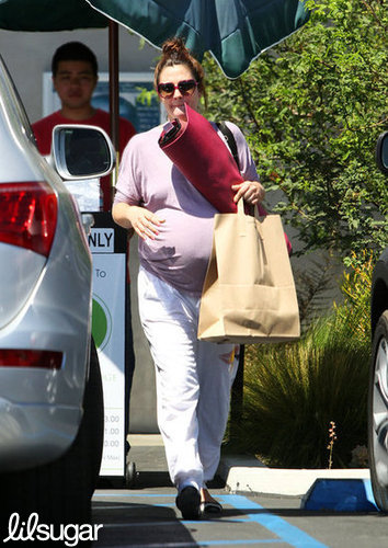 In the final weeks of pregnancy, Drew Barrymore was spotted attending yoga classes near her home.
In the final weeks of pregnancy, Drew Barrymore was spotted attending yoga classes near her home.