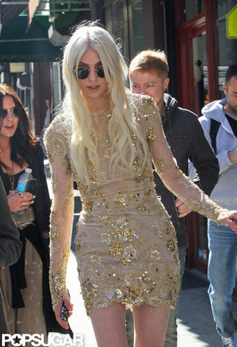 Blake Lively Flashes Her Diamond and Welcomes Taylor Momsen Back to Set Blake Lively Flashes Her Diamond and Welcomes Taylor Momsen Back to Set