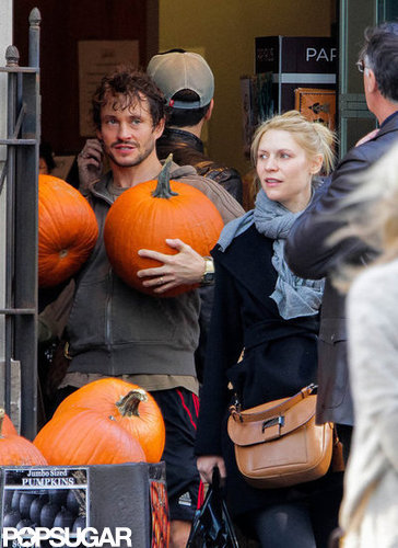 Claire Danes and Hugh Dancy shopped for pumpkins together in Toronto.
Claire Danes and Hugh Dancy shopped for pumpkins together in Toronto.