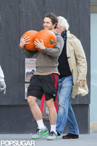 Hugh Dancy carried two pumpkins for Claire Danes in Toronto.
Hugh Dancy carried two pumpkins for Claire Danes in Toronto.