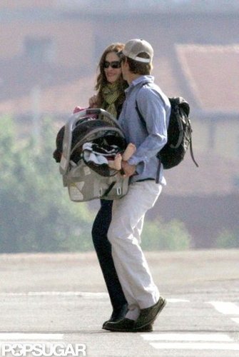 In May 2008, Julia Roberts and husband Danny Moder arrived in Rome with baby Henry.
In May 2008, Julia Roberts and husband Danny Moder arrived in Rome with baby Henry.