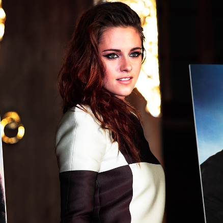 Kristen Stewart Promotes Breaking Dawn in Japan Pictures