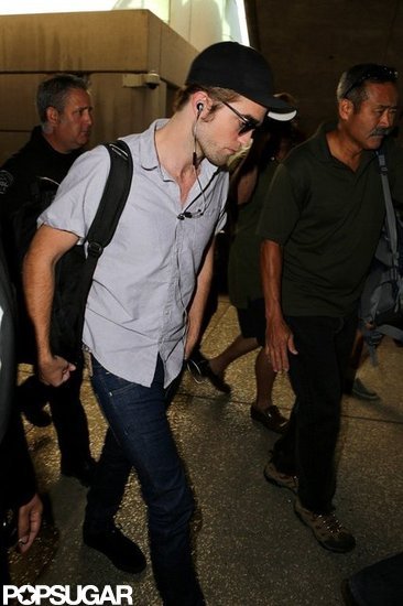 Robert Pattinson kept it casual for his travels. Robert Pattinson kept it casual for his travels.