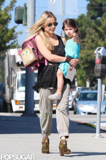 Sarah Michelle Gellar carried a backpack and Charlotte Prinze.
Sarah Michelle Gellar carried a backpack and Charlotte Prinze.