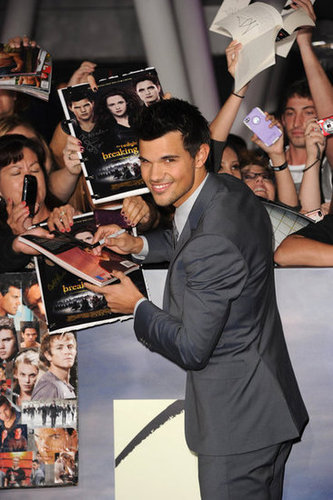 Breaking Dawn Part 2 is #1 — See All the Photos From Twilight's Final Press Tour! Breaking Dawn Part 2 is #1 — See All the Photos From Twilight's Final Press Tour!