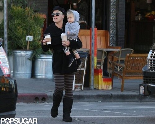 Pink carried Willow Hart and two coffees in Venice Beach.
Pink carried Willow Hart and two coffees in Venice Beach.