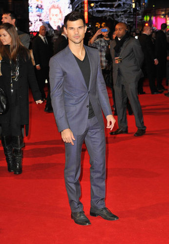 Kristen Shows Skin at Twilight's UK Premiere With Rob Kristen Shows Skin at Twilight's UK Premiere With Rob