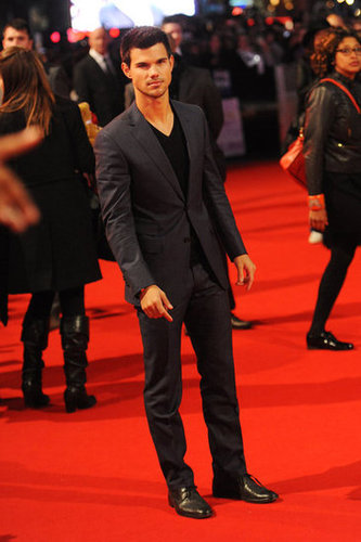 Kristen Shows Skin at Twilight's UK Premiere With Rob Kristen Shows Skin at Twilight's UK Premiere With Rob