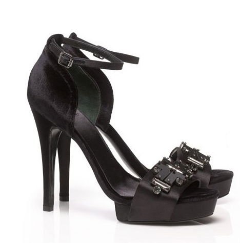 We'd wear these Tory Burch Viola Satin and Velvet Sandals ($425) with black tights to lengthen our stems.
We'd wear these Tory Burch Viola Satin and Velvet Sandals ($425) with black tights to lengthen our stems.