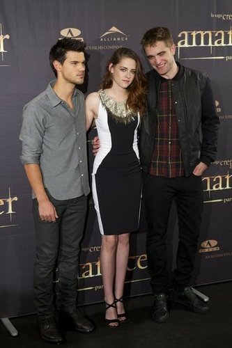 Breaking Dawn Part 2 is #1 — See All the Photos From Twilight's Final Press Tour! Breaking Dawn Part 2 is #1 — See All the Photos From Twilight's Final Press Tour!