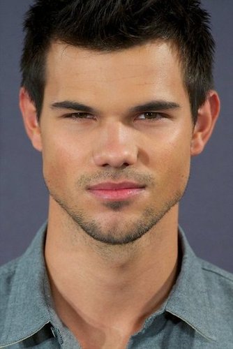 Taylor Lautner promoted Breaking Dawn — Part 2 in Madrid.
Taylor Lautner promoted Breaking Dawn — Part 2 in Madrid.