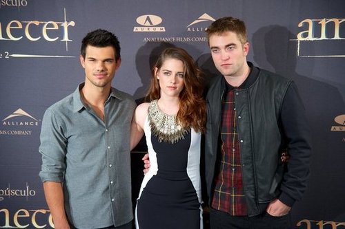 Breaking Dawn Part 2 is #1 — See All the Photos From Twilight's Final Press Tour! Breaking Dawn Part 2 is #1 — See All the Photos From Twilight's Final Press Tour!