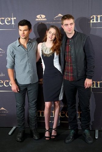 Breaking Dawn Part 2 is #1 — See All the Photos From Twilight's Final Press Tour! Breaking Dawn Part 2 is #1 — See All the Photos From Twilight's Final Press Tour!
