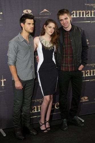 Taylor Lautner, Kristen Stewart and Robert Pattinson posed for photos at the Breaking Dawn — Part 2 photo call in Madrid.
Taylor Lautner, Kristen Stewart and Robert Pattinson posed for photos at the Breaking Dawn — Part 2 photo call in Madrid.