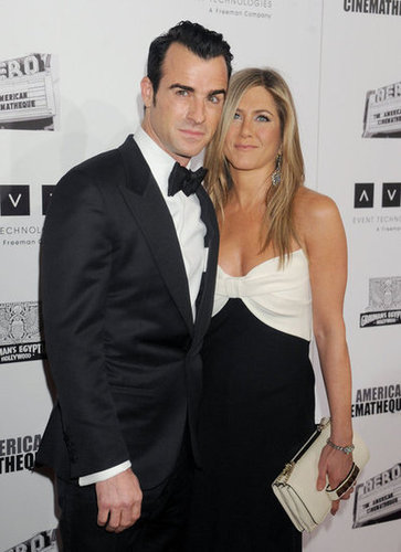 Jennifer Aniston took photos with fiancé Justin Theroux in LA.
Jennifer Aniston took photos with fiancé Justin Theroux in LA.