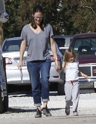 Jennifer Garner Plays Mom on Set With Sera and Samuel Jennifer Garner Plays Mom on Set With Sera and Samuel