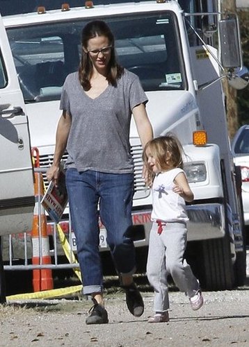 Jennifer Garner Plays Mom on Set With Sera and Samuel Jennifer Garner Plays Mom on Set With Sera and Samuel