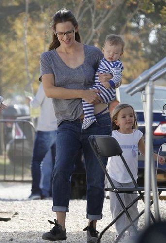 Jennifer Garner Plays Mom on Set With Sera and Samuel Jennifer Garner Plays Mom on Set With Sera and Samuel
