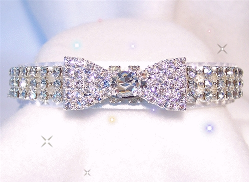 Dress your kitty up in baubles worthy of a trip to Tiffany with this Bow Tie and White Roses Collar ($57).
Dress your kitty up in baubles worthy of a trip to Tiffany with this Bow Tie and White Roses Collar ($57).