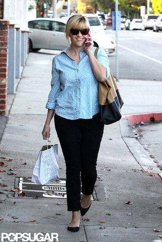 Reese Witherspoon toted a shopping bag.
Reese Witherspoon toted a shopping bag.