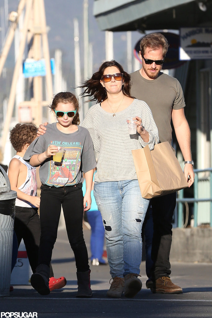 Drew Barrymore and Will Kopelman took young family members out in LA.
Drew Barrymore and Will Kopelman took young family members out in LA.