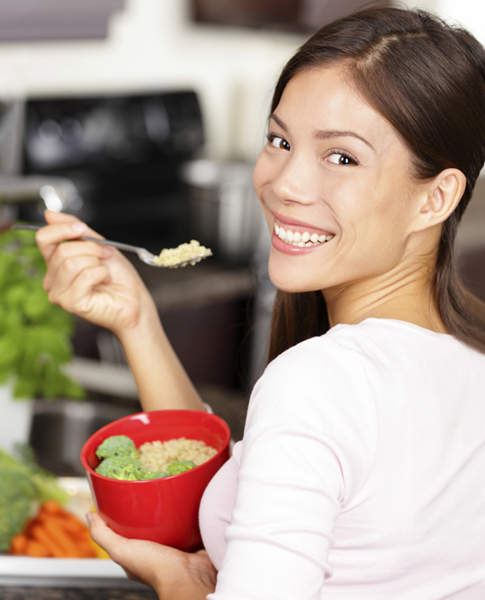  - 1f8211feb90f774b_girl-eating-vegan-bowl