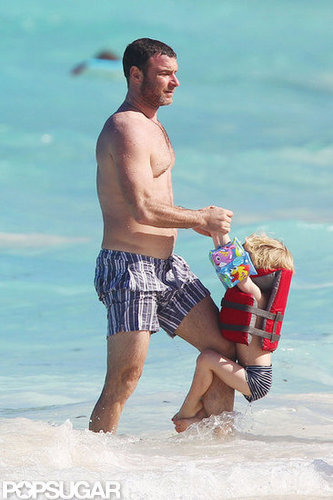 Naomi Splashes Around in a Bikini With Shirtless Liev Schreiber & Sons Naomi Splashes Around in a Bikini With Shirtless Liev Schreiber & Sons