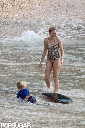 Naomi Splashes Around in a Bikini With Shirtless Liev Schreiber & Sons Naomi Splashes Around in a Bikini With Shirtless Liev Schreiber & Sons
