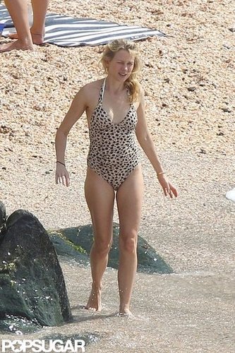 Naomi Splashes Around in a Bikini With Shirtless Liev Schreiber & Sons Naomi Splashes Around in a Bikini With Shirtless Liev Schreiber & Sons