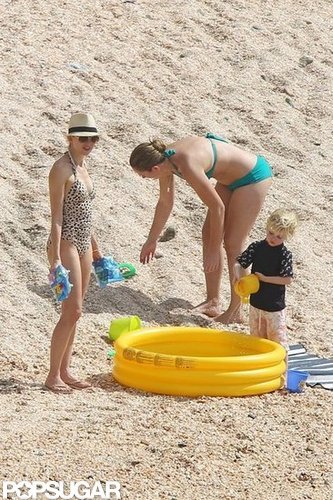 Naomi Splashes Around in a Bikini With Shirtless Liev Schreiber & Sons Naomi Splashes Around in a Bikini With Shirtless Liev Schreiber & Sons