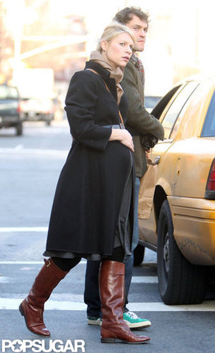 Claire Danes and Hugh Dancy caught a cab in NYC.
Claire Danes and Hugh Dancy caught a cab in NYC.