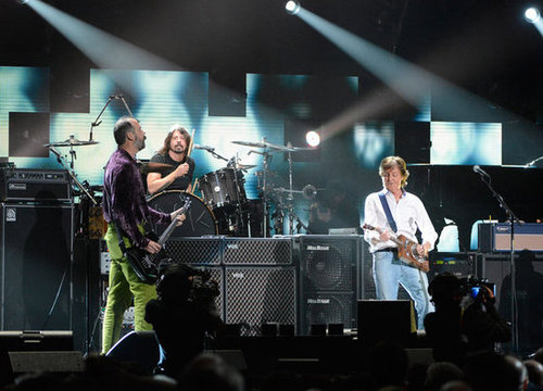 Krist Novoselic, Dave Grohl, and Paul McCartney performed on stage at the 12-12-12 Robin Hood Relief Fund concert in NYC.
Krist Novoselic, Dave Grohl, and Paul McCartney performed on stage at the 12-12-12 Robin Hood Relief Fund concert in NYC.