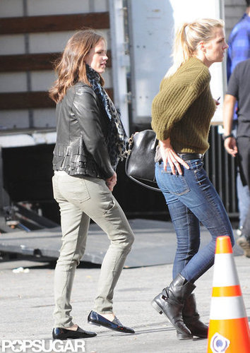 Jennifer Garner paired her green pants with a leather jacket to stop by a studio in LA.
Jennifer Garner paired her green pants with a leather jacket to stop by a studio in LA.