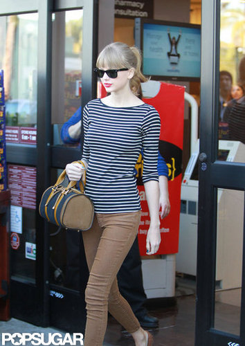 Taylor Swift went to the grocery store with her mom.
Taylor Swift went to the grocery store with her mom.