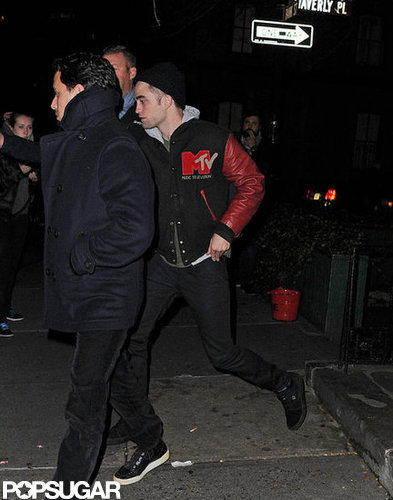 Robert Pattinson Has a Late Night Out With Friends in NYC Robert Pattinson Has a Late Night Out With Friends in NYC