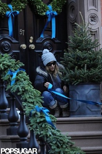 Sarah Jessica Parker tied a ribbon on a tree outside her home.
Sarah Jessica Parker tied a ribbon on a tree outside her home.