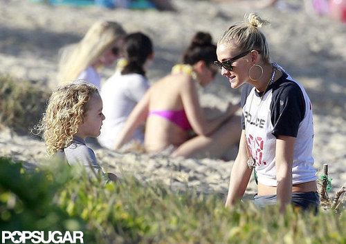 Pregnant Jessica Simpson Wears a Bikini as Ashlee and Bronx Hit the Beach Pregnant Jessica Simpson Wears a Bikini as Ashlee and Bronx Hit the Beach