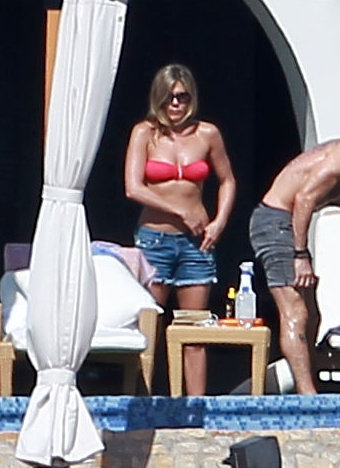 Jennifer Aniston Fits in Bikini Time With Emily Blunt and Their Boys Jennifer Aniston Fits in Bikini Time With Emily Blunt and Their Boys