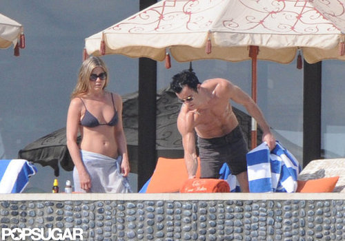 Jennifer Aniston Kisses Justin Poolside During a Bikini-Filled NYE Jennifer Aniston Kisses Justin Poolside During a Bikini-Filled NYE