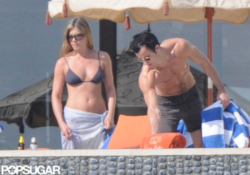 Jennifer Aniston Kisses Justin Poolside During a Bikini-Filled NYE Jennifer Aniston Kisses Justin Poolside During a Bikini-Filled NYE