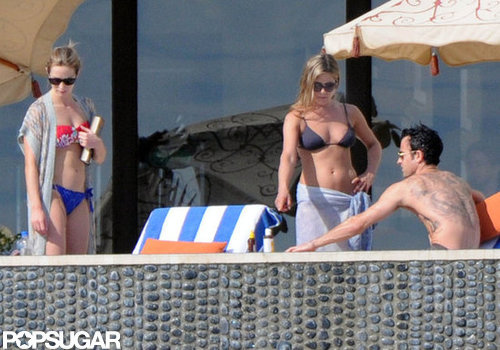 Jennifer Aniston Kisses Justin Poolside During a Bikini-Filled NYE Jennifer Aniston Kisses Justin Poolside During a Bikini-Filled NYE