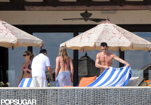 Jennifer Aniston Kisses Justin Poolside During a Bikini-Filled NYE Jennifer Aniston Kisses Justin Poolside During a Bikini-Filled NYE