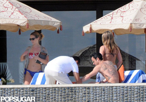 Jennifer Aniston Kisses Justin Poolside During a Bikini-Filled NYE Jennifer Aniston Kisses Justin Poolside During a Bikini-Filled NYE