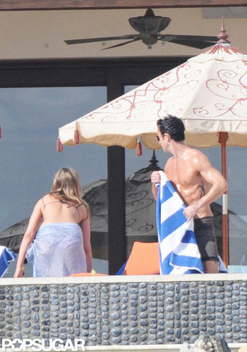 Jennifer Aniston Kisses Justin Poolside During a Bikini-Filled NYE Jennifer Aniston Kisses Justin Poolside During a Bikini-Filled NYE