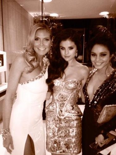Heidi Klum ran into Selena Gomez and Vanessa Hudgens at the Golden Globes.
Source: Twitter user heidiklum
Heidi Klum ran into Selena Gomez and Vanessa Hudgens at the Golden Globes.
Source: Twitter user heidiklum