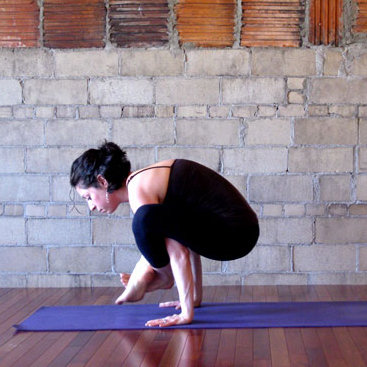 How to Do Shoulder Pressing Pose | Bhujapidasana