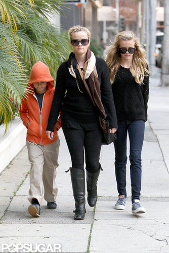 Reese Witherspoon walked around LA with her children.
Reese Witherspoon walked around LA with her children.