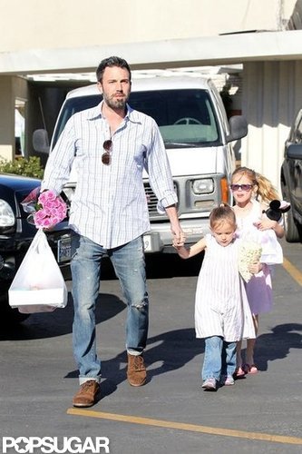 Ben Affleck Picks Up Flowers and Fruit at the Market With His Girls Ben Affleck Picks Up Flowers and Fruit at the Market With His Girls