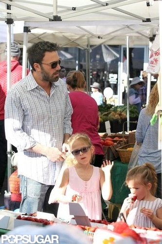 Ben Affleck Picks Up Flowers and Fruit at the Market With His Girls Ben Affleck Picks Up Flowers and Fruit at the Market With His Girls